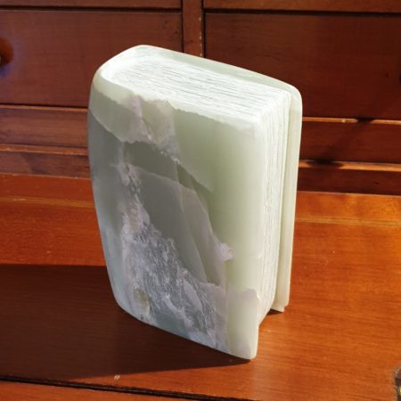 Vieux grimoire, debout