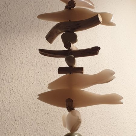 sculpture composée de sardines en stéatite et de bois flotté