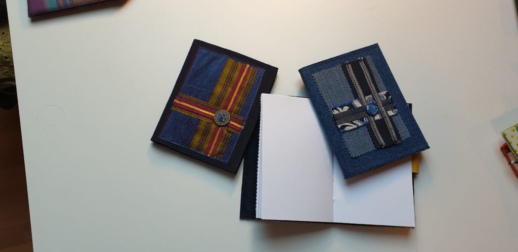 Carnets avec housse amovible, jeans, différentes décorations