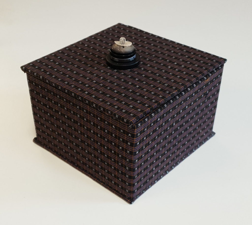 boîte carrée avec couvercle, noire et rouge