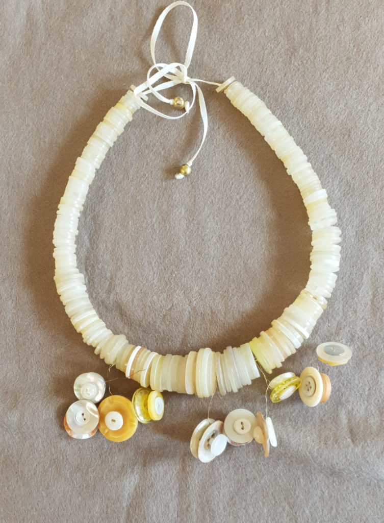 collier jaune
