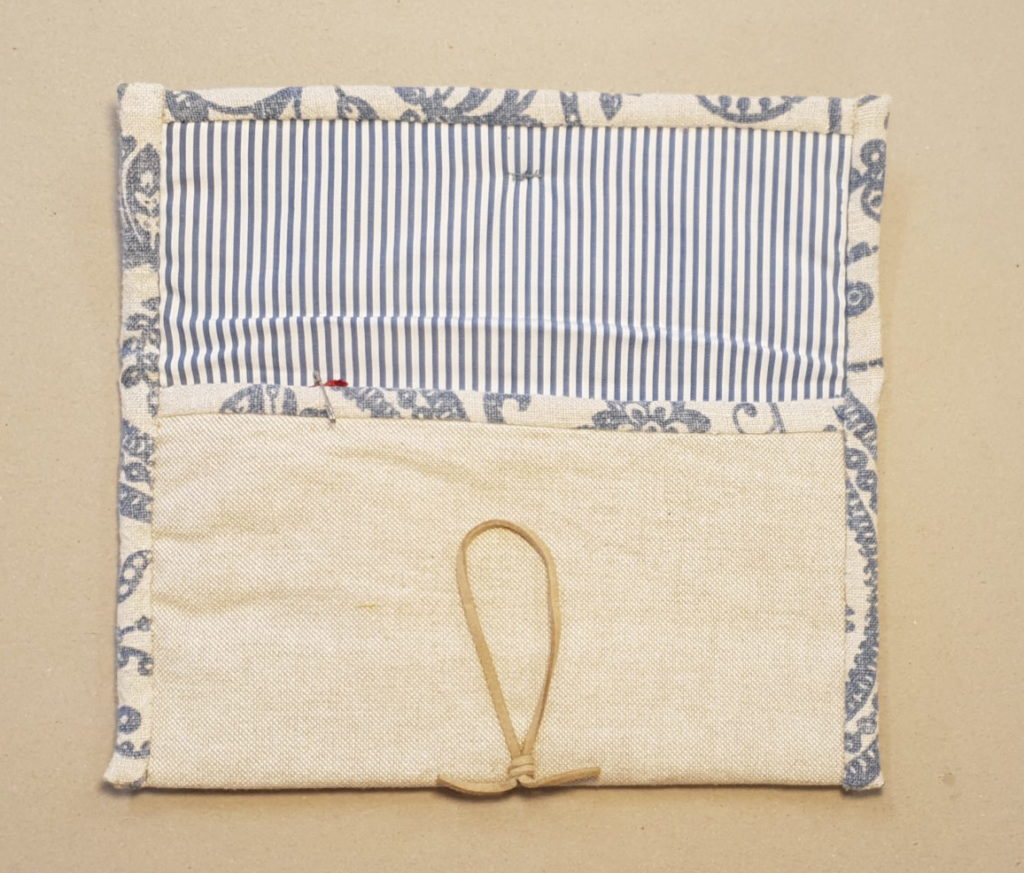 Pochette ou étui à lunettes ouverte, bords bleus,