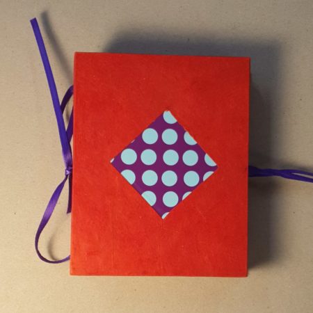 Livre-étoile, décoré d'un losange à pois blancs