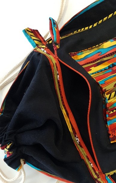 sac à dos noir détail de la poche